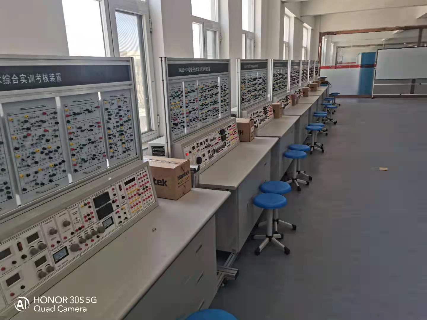 教學(xué)設(shè)備生產(chǎn)場地實拍